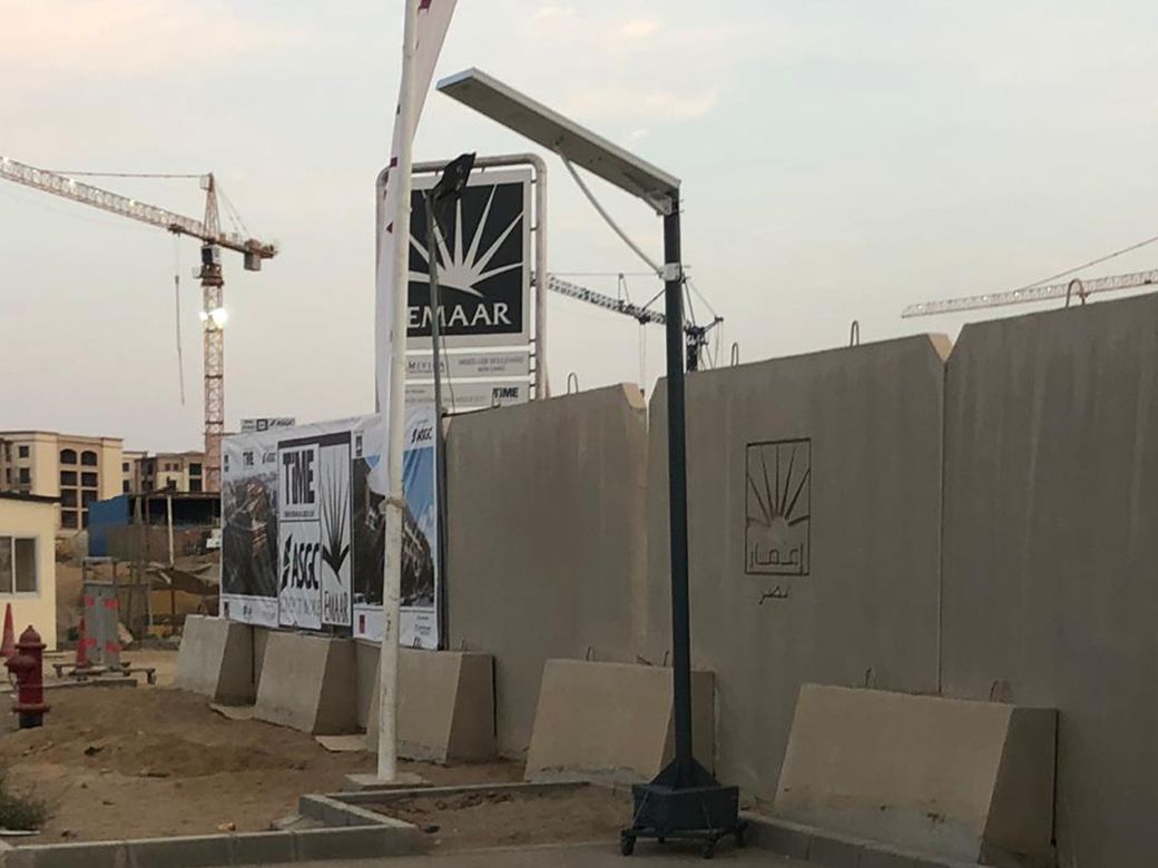 عمود إنارة بالطاقة الشمسية ٣٠/٤٠ واط